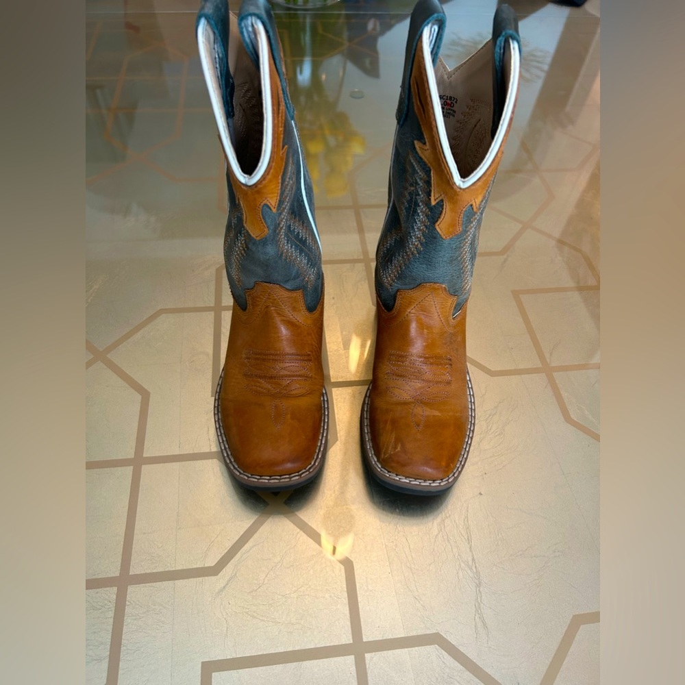 Like new kids cowboy boots 11D
